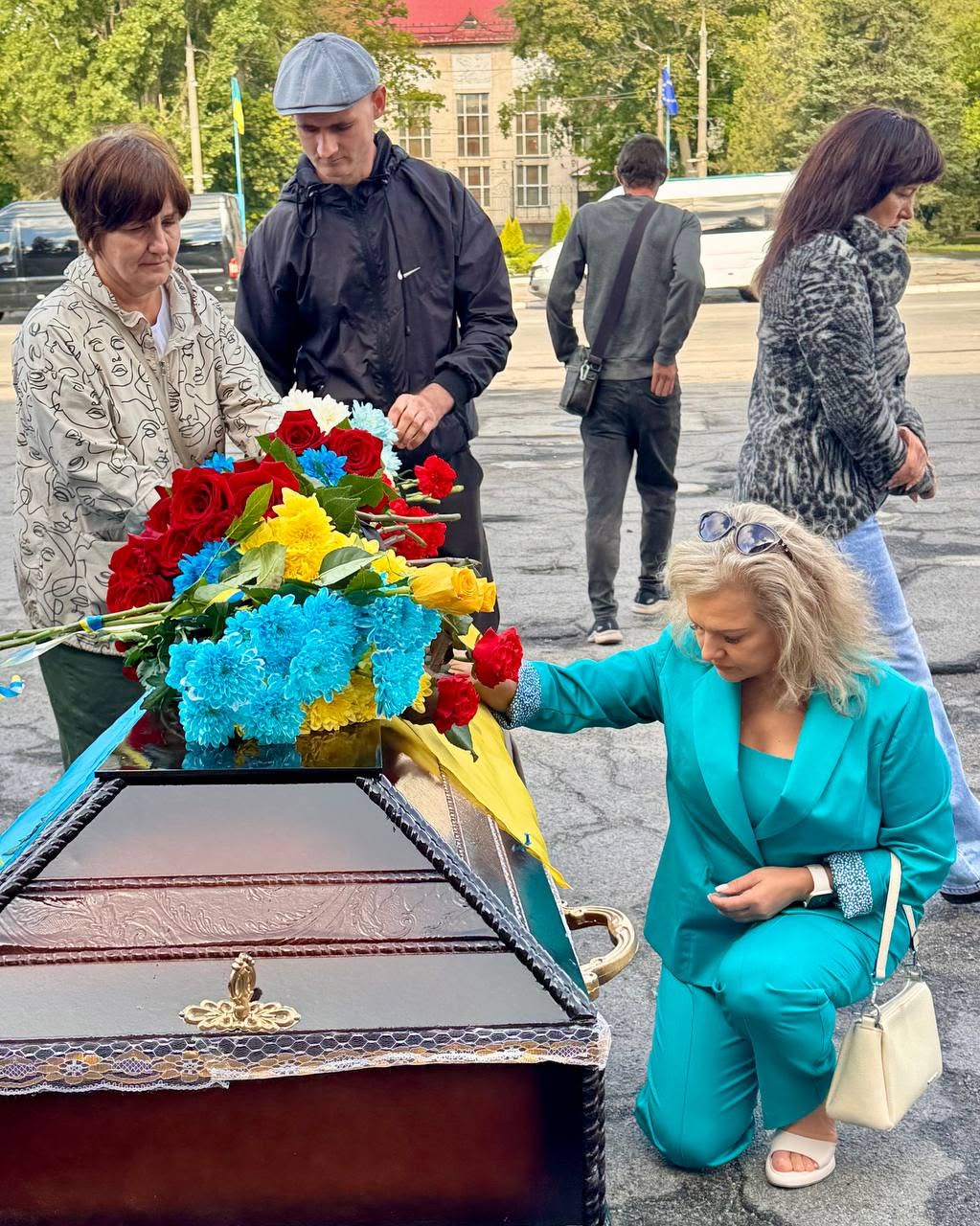 Світловодська громада провела в останню путь захисника України Андрія Кулькова Світловодська громада провела в останню путь захисника України Андрія Кулькова