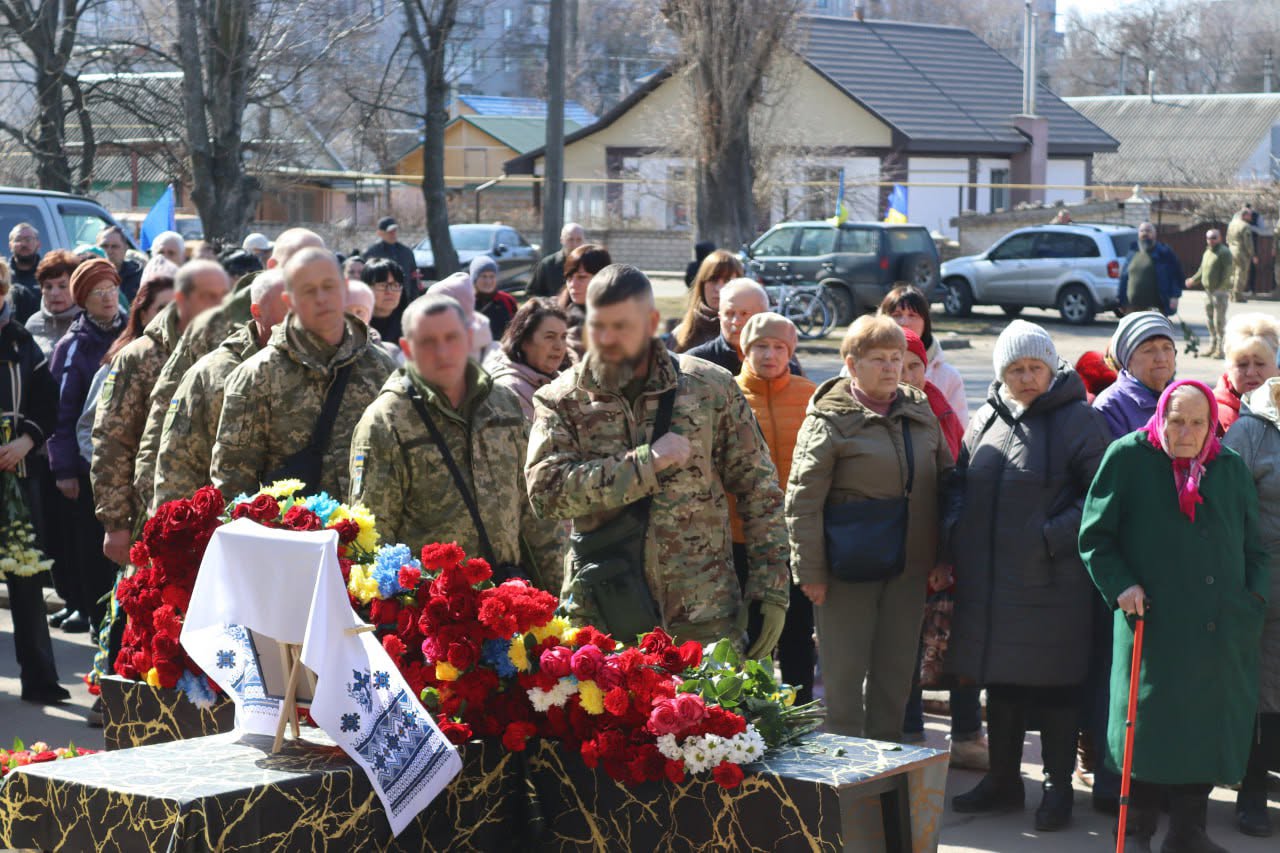 Світловодська громада провела в останню путь Захисника України Дмитра Михайлика Світловодська громада провела в останню путь Захисника України Дмитра Михайлика