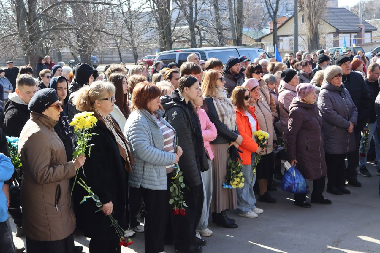 Світловодська громада провела в останню путь Захисника України Дмитра Михайлика Світловодська громада провела в останню путь Захисника України Дмитра Михайлика