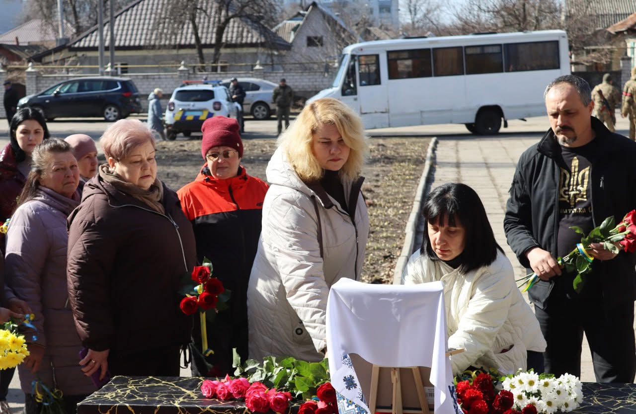 Світловодська громада провела в останню путь Захисника України Дмитра Михайлика Світловодська громада провела в останню путь Захисника України Дмитра Михайлика