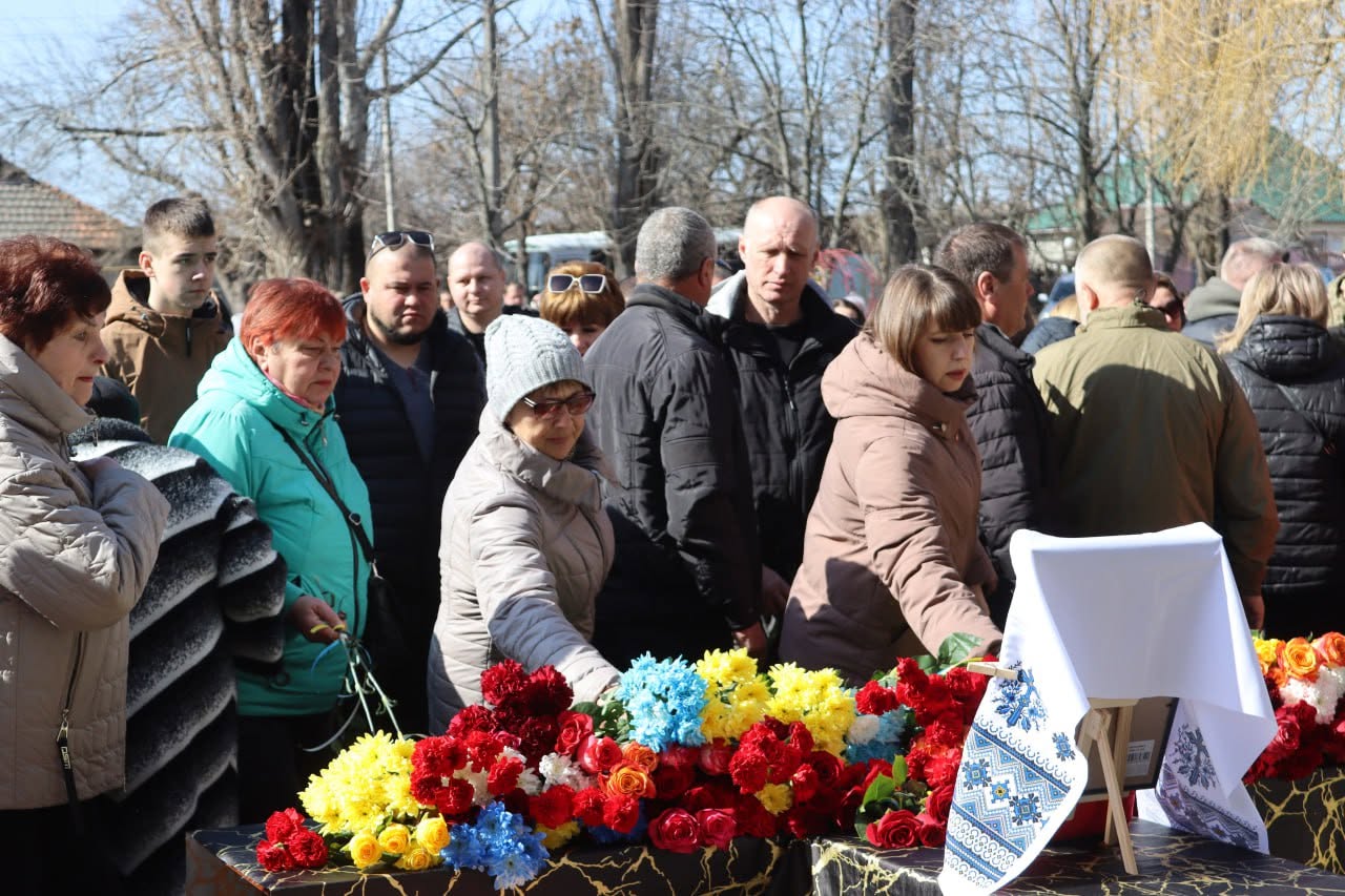 Світловодська громада провела в останню путь Захисника України Дмитра Михайлика Світловодська громада провела в останню путь Захисника України Дмитра Михайлика