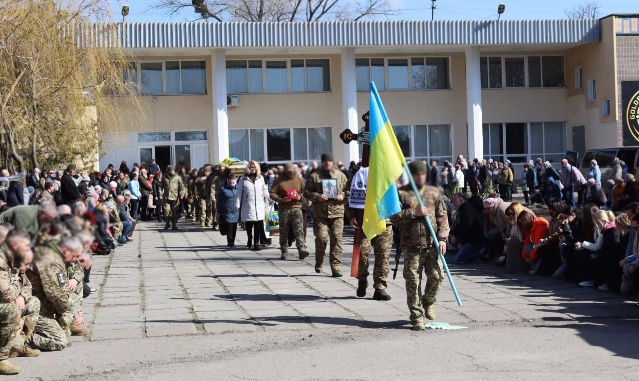 Світловодська громада провела в останню путь Захисника України Дмитра Михайлика Світловодська громада провела в останню путь Захисника України Дмитра Михайлика