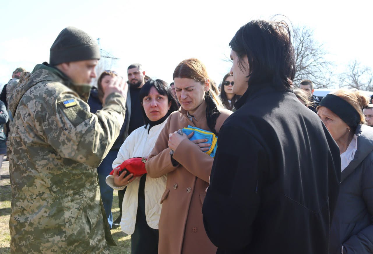 Світловодська громада провела в останню путь Захисника України Дмитра Михайлика Світловодська громада провела в останню путь Захисника України Дмитра Михайлика