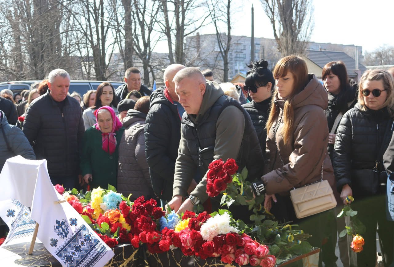Світловодська громада провела в останню путь Захисника України Дмитра Михайлика Світловодська громада провела в останню путь Захисника України Дмитра Михайлика