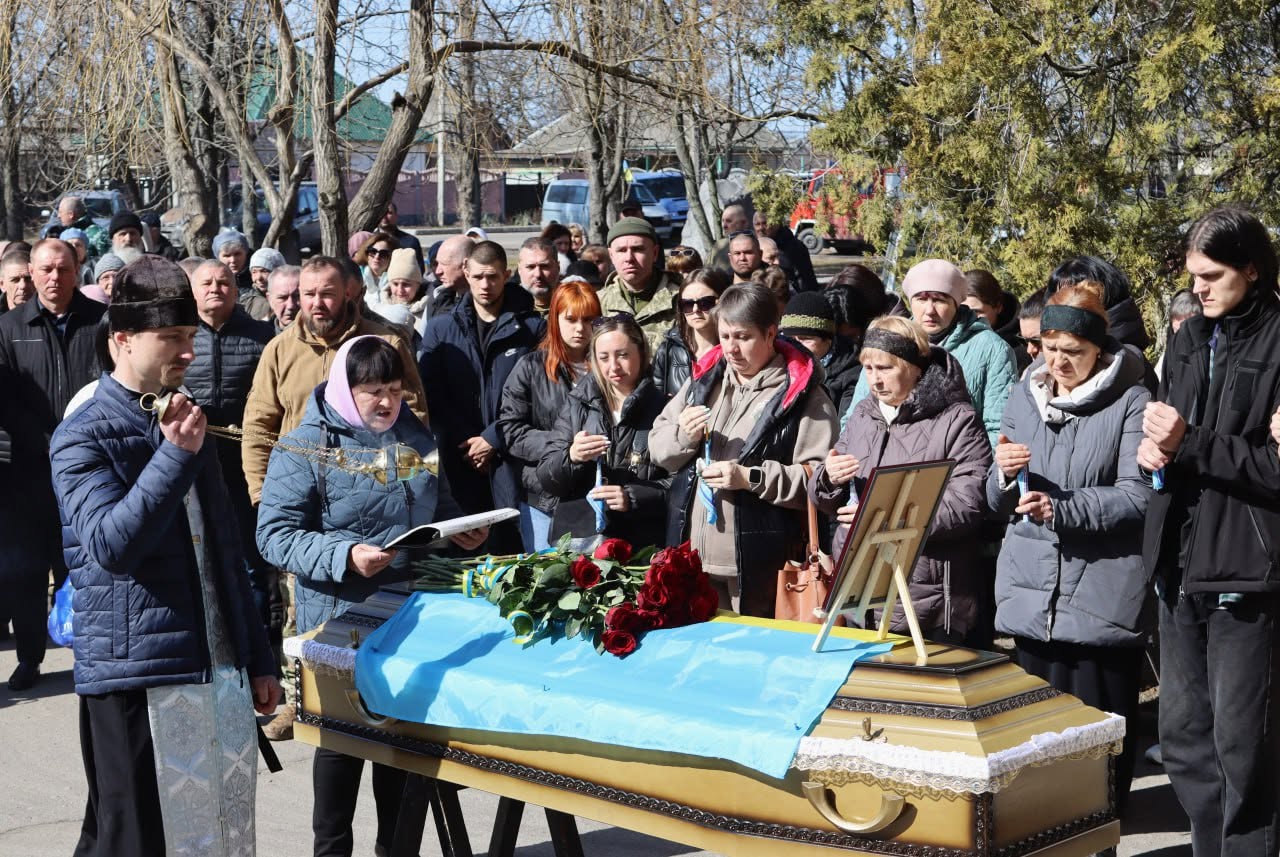 Світловодська громада провела в останню путь Захисника України Дмитра Михайлика Світловодська громада провела в останню путь Захисника України Дмитра Михайлика