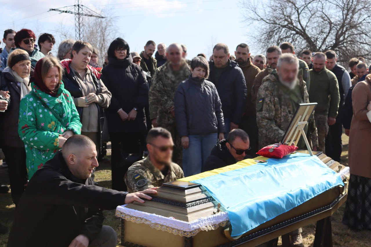 Світловодська громада провела в останню путь Захисника України Дмитра Михайлика Світловодська громада провела в останню путь Захисника України Дмитра Михайлика