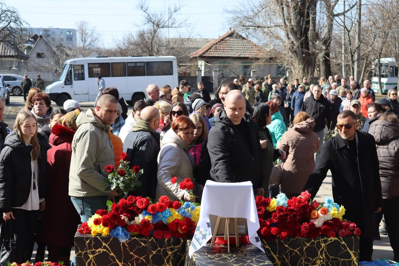 Світловодська громада провела в останню путь Захисника України Дмитра Михайлика Світловодська громада провела в останню путь Захисника України Дмитра Михайлика