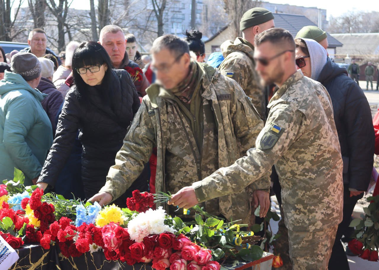 Світловодська громада провела в останню путь Захисника України Дмитра Михайлика Світловодська громада провела в останню путь Захисника України Дмитра Михайлика