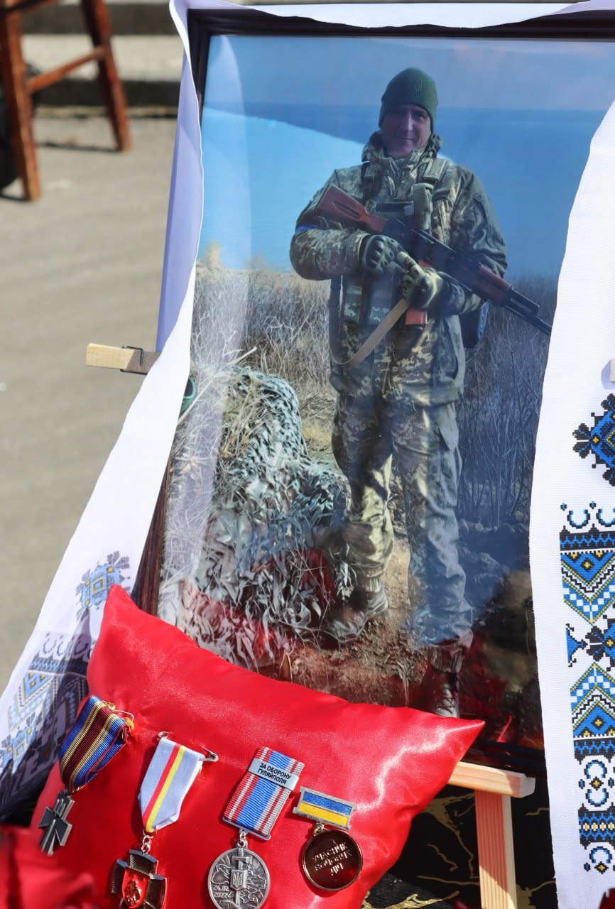 Світловодська громада провела в останню путь Захисника України Дмитра Михайлика Світловодська громада провела в останню путь Захисника України Дмитра Михайлика