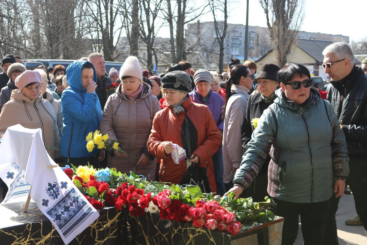 Світловодська громада провела в останню путь Захисника України Дмитра Михайлика Світловодська громада провела в останню путь Захисника України Дмитра Михайлика