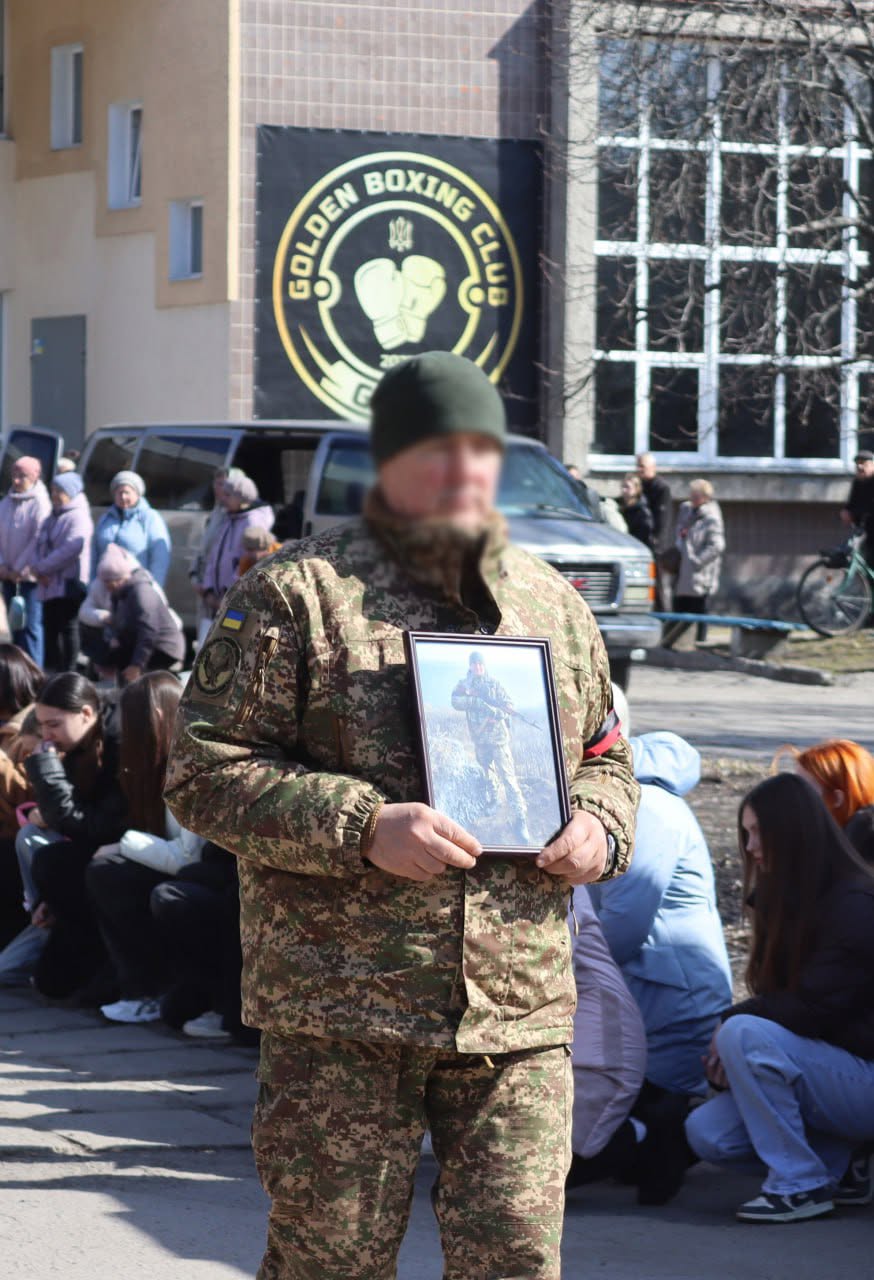 Світловодська громада провела в останню путь Захисника України Дмитра Михайлика Світловодська громада провела в останню путь Захисника України Дмитра Михайлика