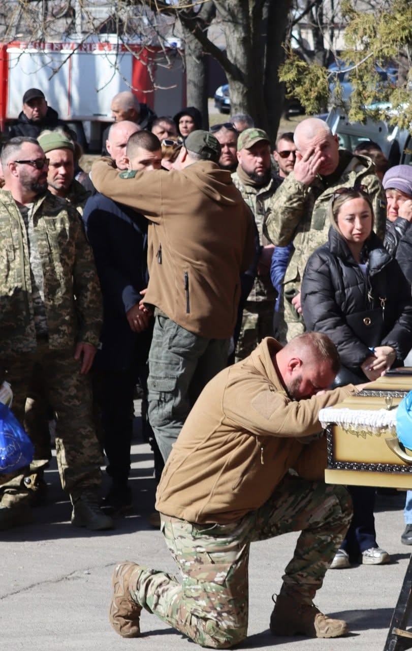 Світловодська громада провела в останню путь Захисника України Дмитра Михайлика Світловодська громада провела в останню путь Захисника України Дмитра Михайлика