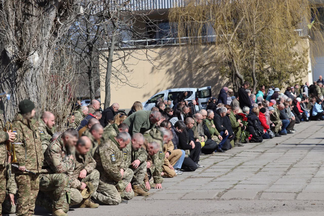 Світловодська громада провела в останню путь Захисника України Дмитра Михайлика Світловодська громада провела в останню путь Захисника України Дмитра Михайлика