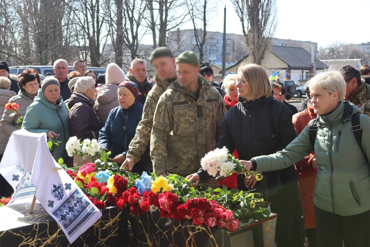 Світловодська громада провела в останню путь Захисника України Дмитра Михайлика Світловодська громада провела в останню путь Захисника України Дмитра Михайлика