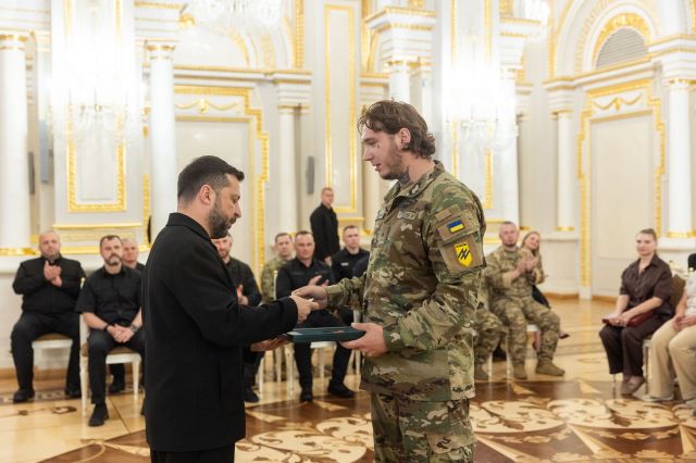 Світловодець Олег Брижатюк отримав відзнаку Президента України «Хрест бойових заслуг» Світловодець Олег Брижатюк отримав відзнаку Президента України «Хрест бойових заслуг»