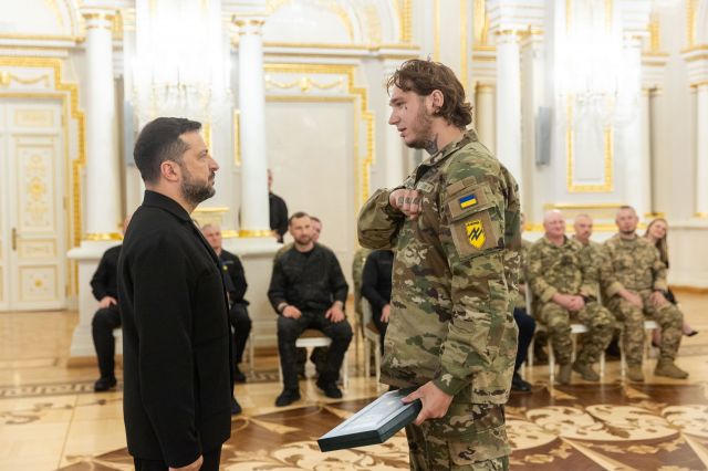 Світловодець Олег Брижатюк отримав відзнаку Президента України «Хрест бойових заслуг» Світловодець Олег Брижатюк отримав відзнаку Президента України «Хрест бойових заслуг»