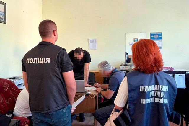 У Світловодську директору підприємства повідомили про підозру за забруднення землі на майже 10 мільйонів гривень У Світловодську директору підприємства повідомили про підозру за забруднення землі на майже 10 мільйонів гривень