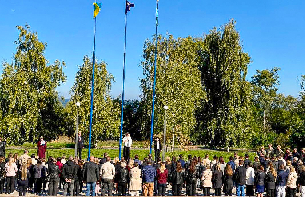 На Бульварному узвозі підняли прапори єдності та підтримки На Бульварному узвозі підняли прапори єдності та підтримки
