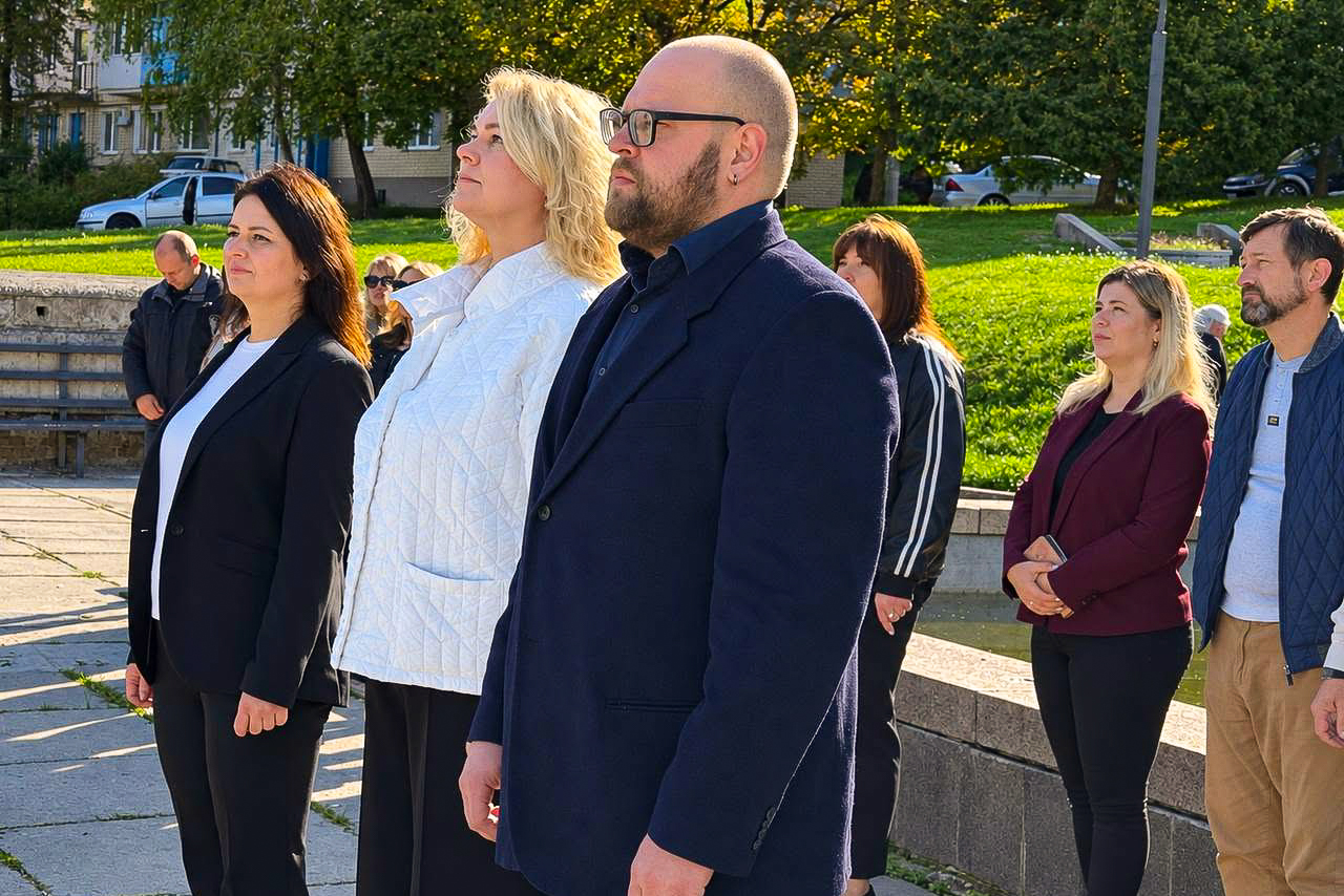 На Бульварному узвозі підняли прапори єдності та підтримки На Бульварному узвозі підняли прапори єдності та підтримки