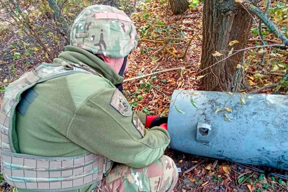 Вибухотехніки поліції та піротехніки ДСНС знешкоджують бойову частину крилатої ракети Х-101 у Світловодську