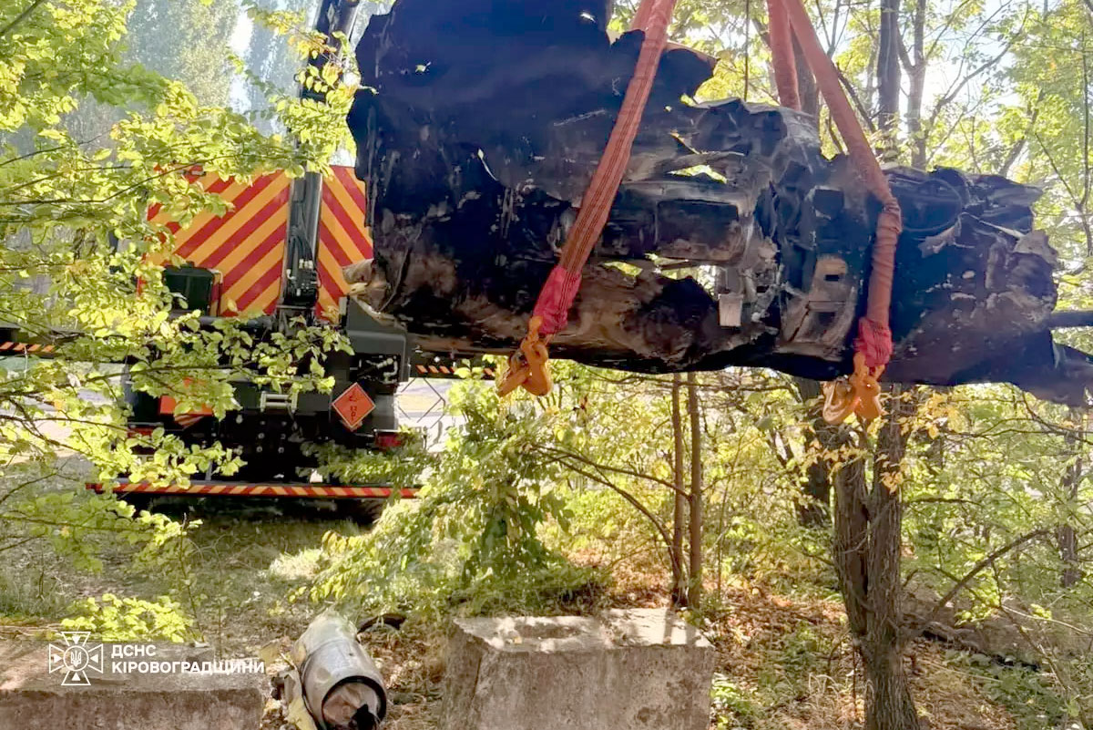 Вибухотехніки поліції та піротехніки ДСНС знешкоджують бойову частину крилатої ракети Х-101 у Світловодську