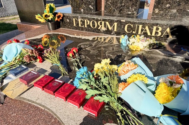 Честь і світла пам'ять героям: у Світловодську відбувся мітинг до Дня захисників і захисниць Честь і світла пам'ять героям: у Світловодську відбувся мітинг до Дня захисників і захисниць