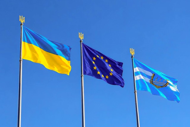 На Бульварному узвозі підняли прапори єдності та підтримки На Бульварному узвозі підняли прапори єдності та підтримки